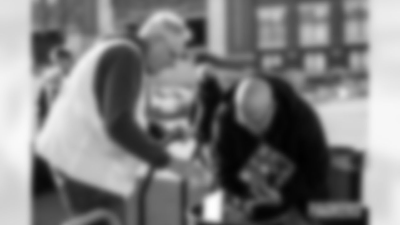 251028_Touchdowns for Hunger Food Drive_MM_0183