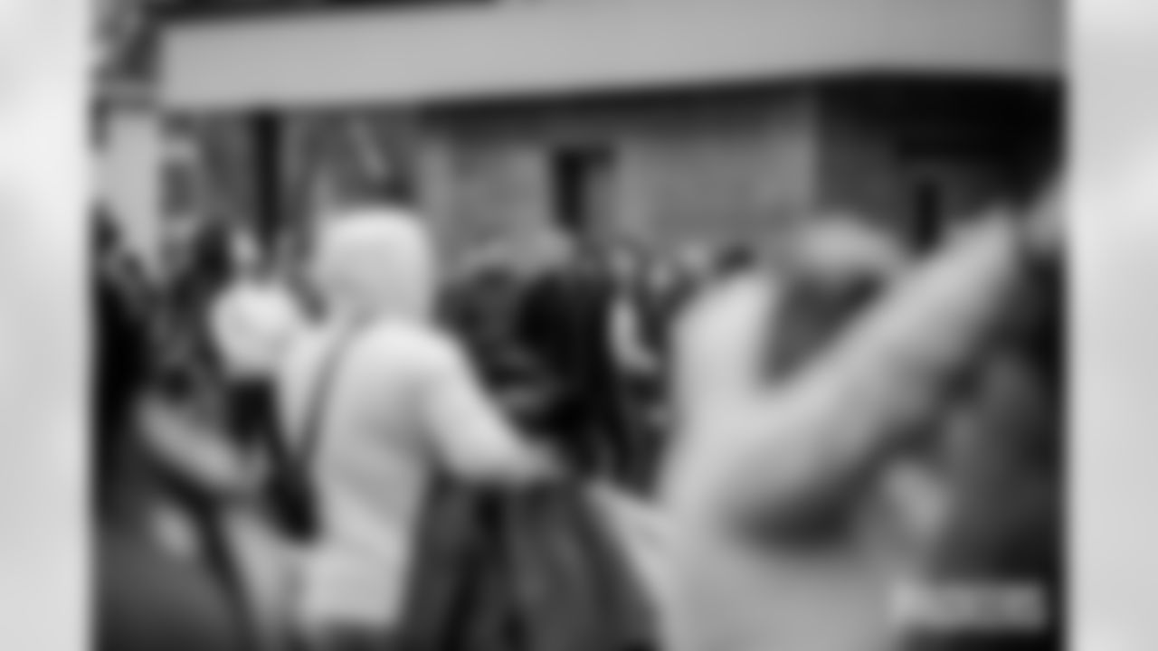 251118_Hands of Love coat drive_ES_01039