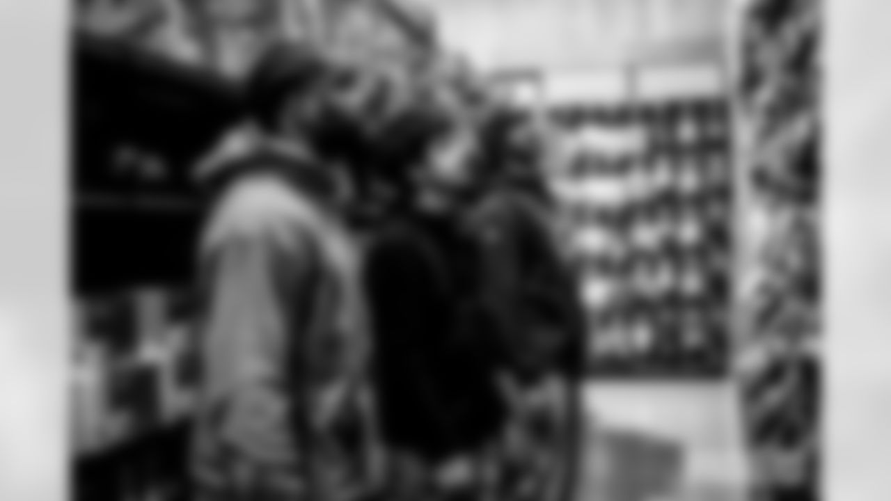 251202_Shop with a Pro_ES_00998