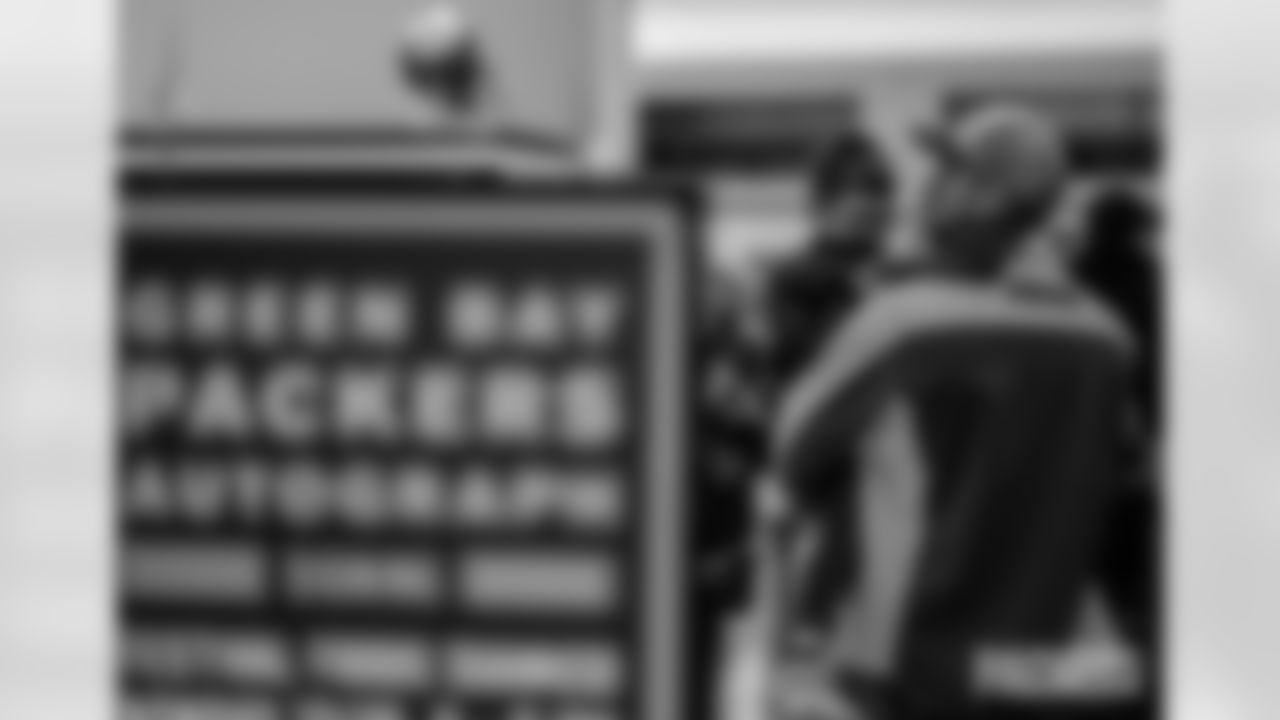 251215_Salvation Army autograph signing_ES_00876