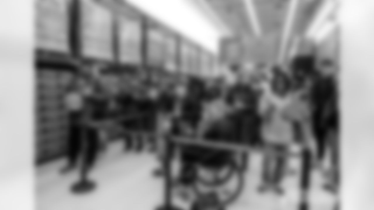 251215_Salvation Army autograph signing_ES_00472