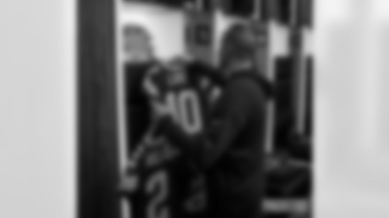 251110-packers-eagles-locker-bobber-010