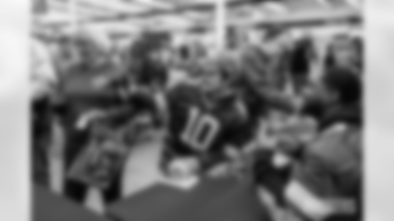 251117_Salvation Army autograph signing_ES_00030