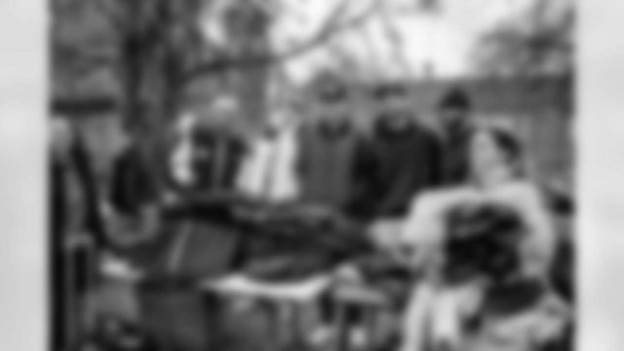 251118_Hands of Love coat drive_ES_00636