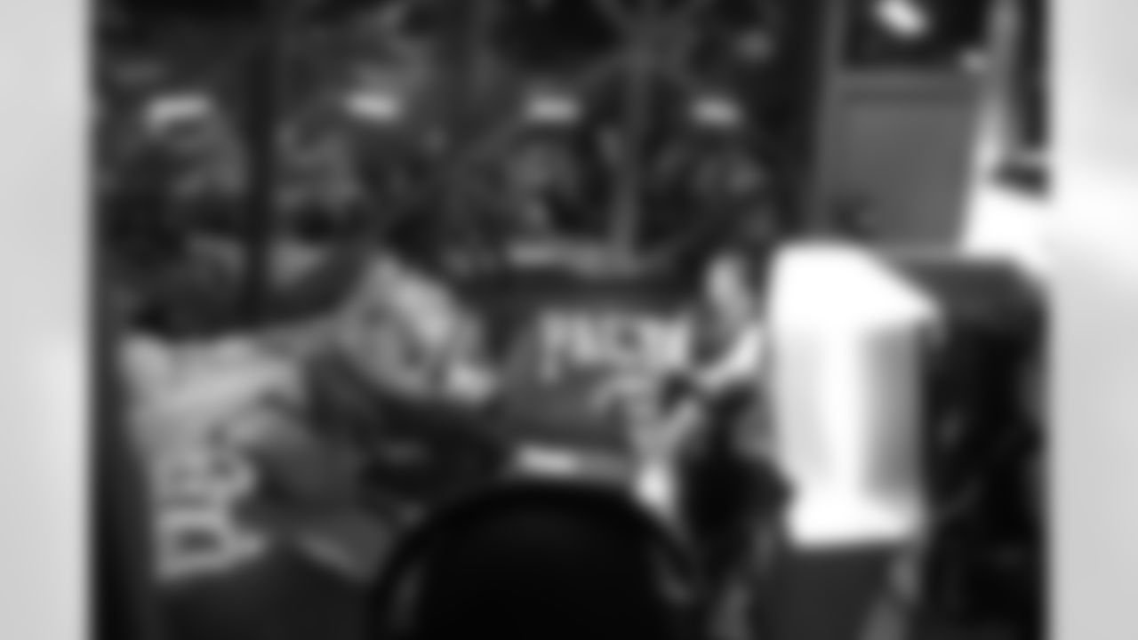 081125_GreenBayPackersHuddleLVL_SR_17