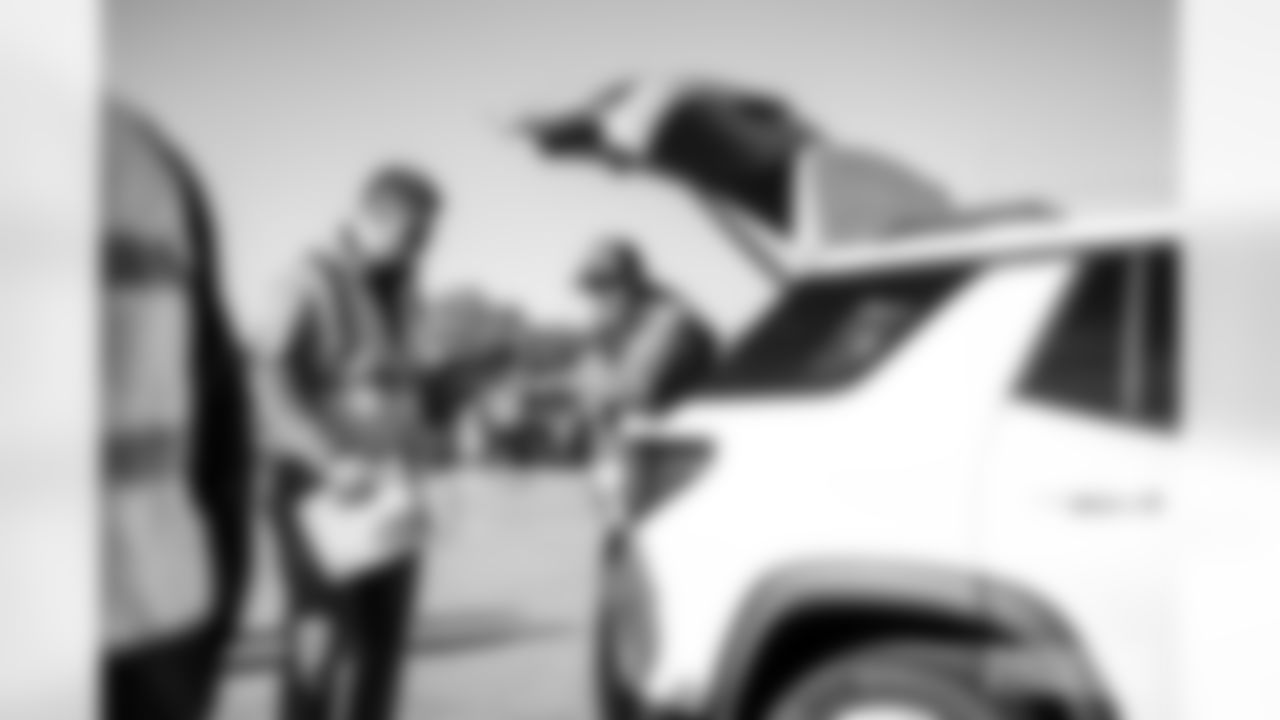 251028_Touchdowns for Hunger Food Drive_MM_0028