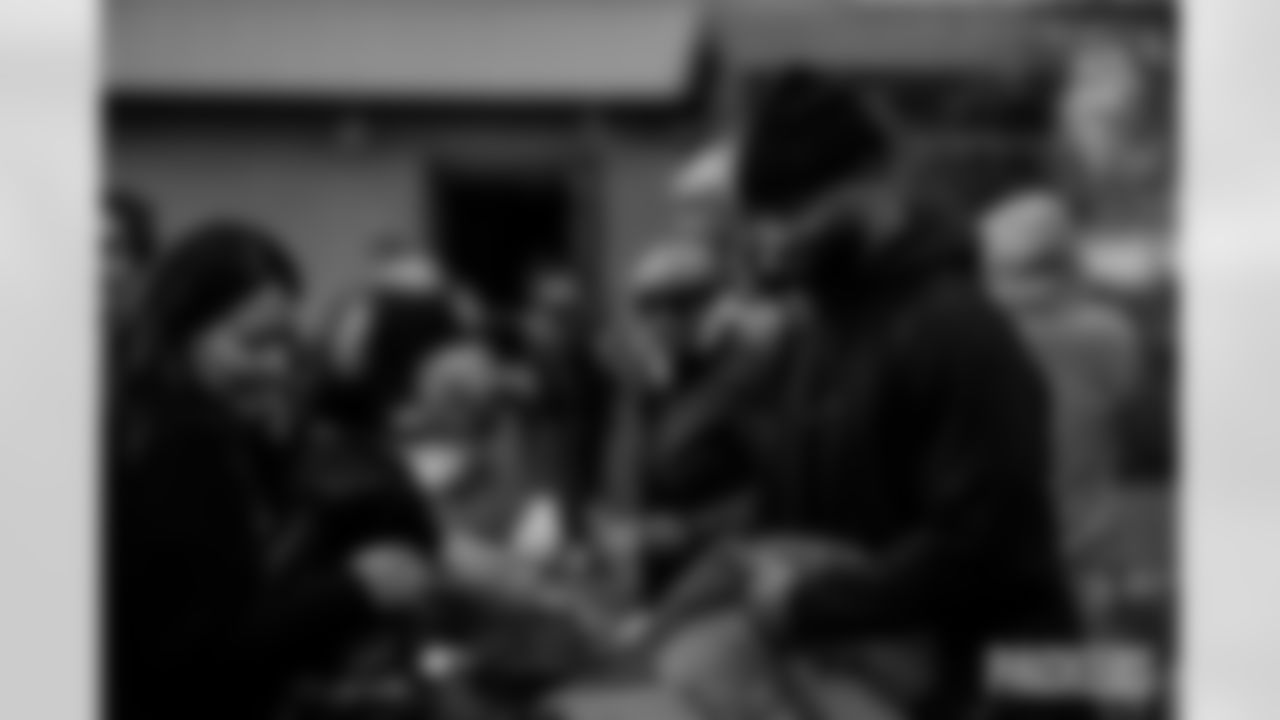 251118_Hands of Love coat drive_ES_01479