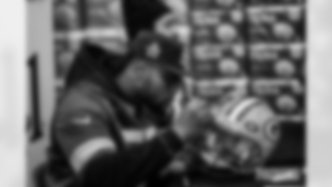 251215_Salvation Army autograph signing_ES_00556