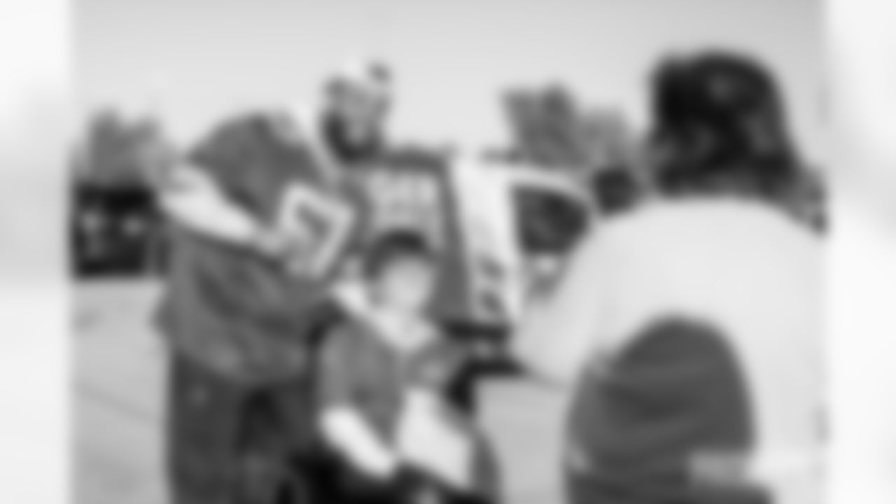 251028_Touchdowns for Hunger Food Drive_MM_0818