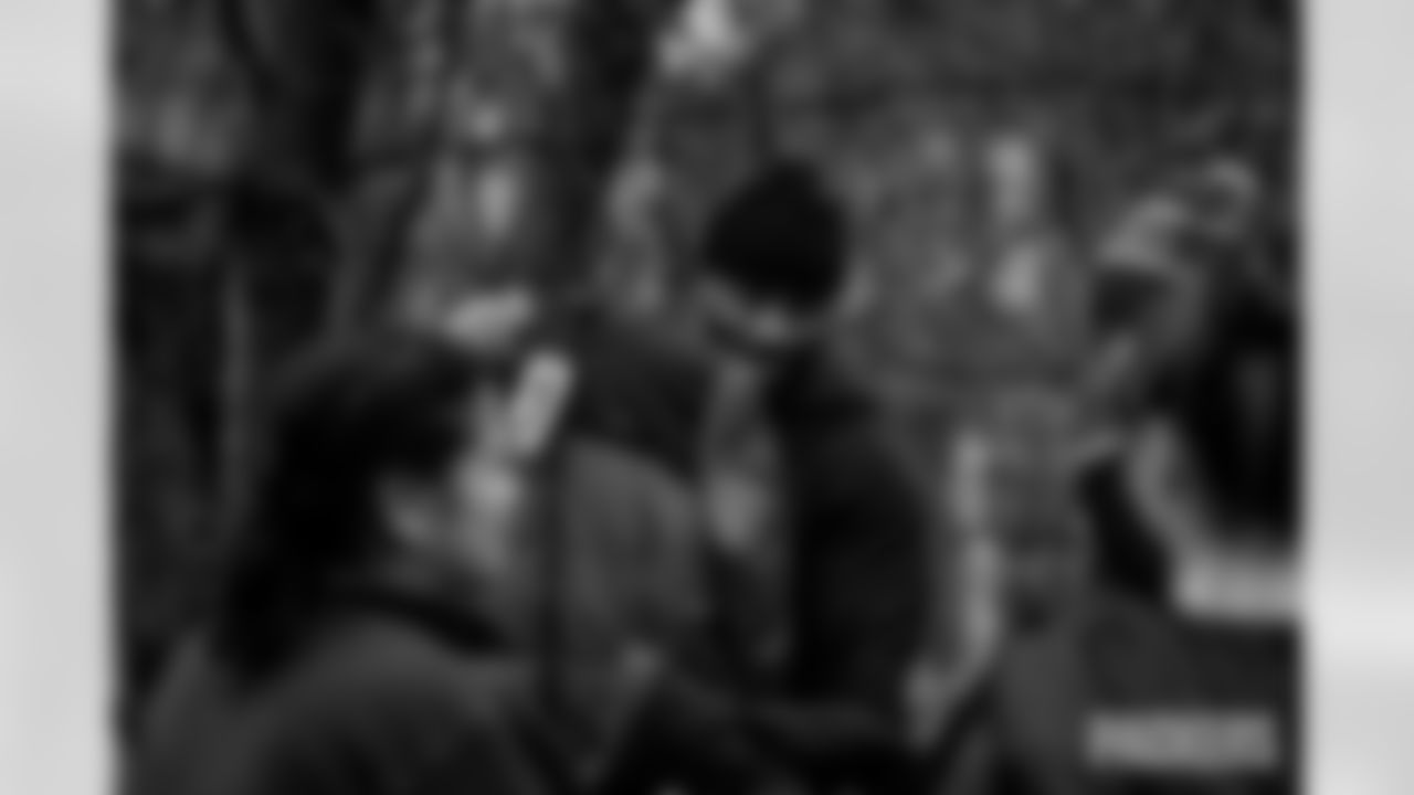 251118_Hands of Love coat drive_ES_01330