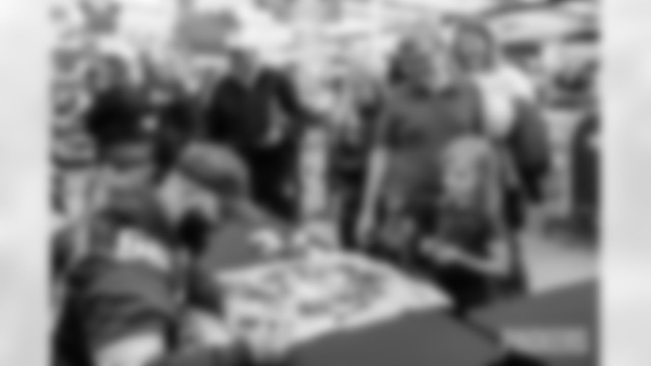 251117_Salvation Army autograph signing_ES_00034