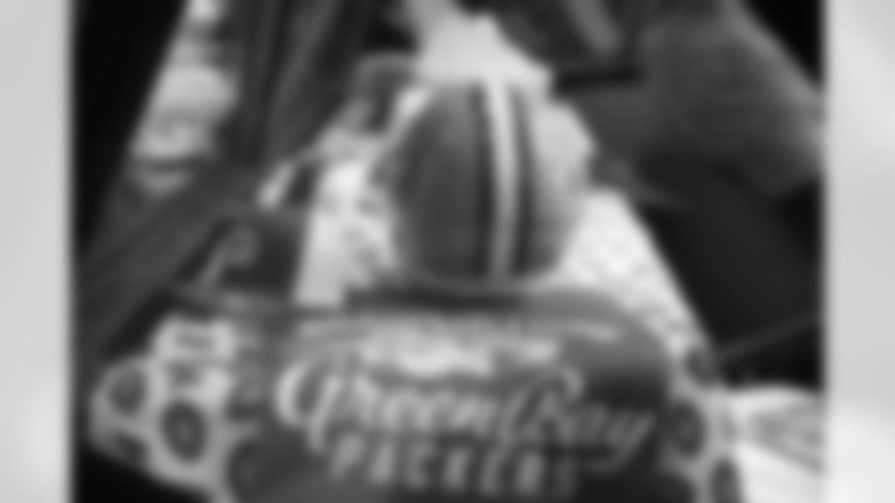 081125_GreenBayPackersHuddleLVL_SR_47