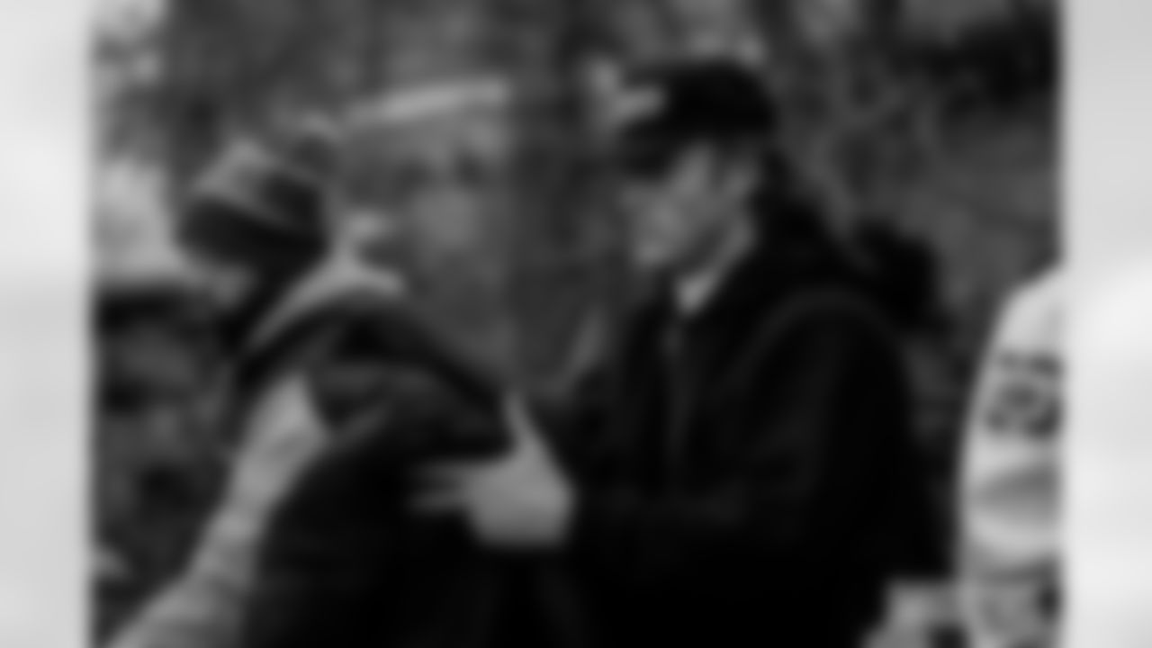 251118_Hands of Love coat drive_ES_01403