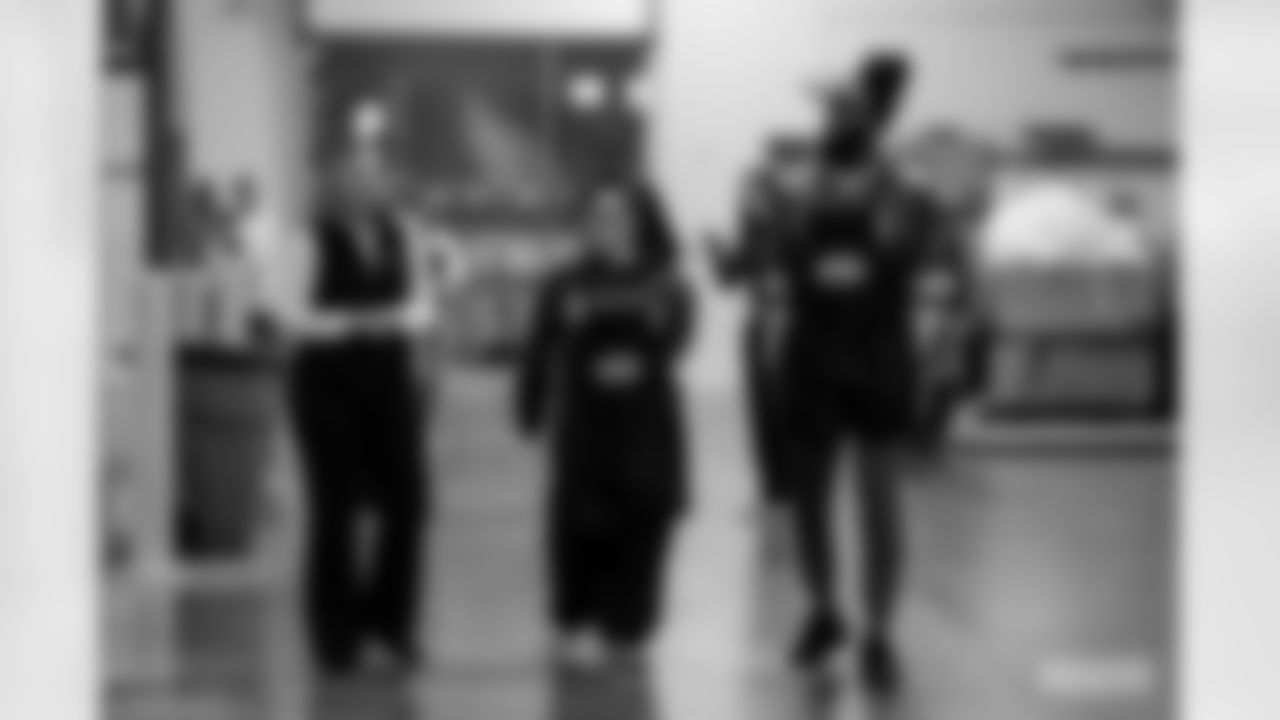231031-ES-FoodDrive-12
