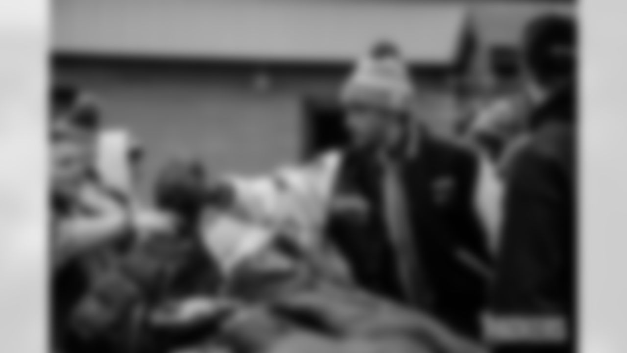 251118_Hands of Love coat drive_ES_01003