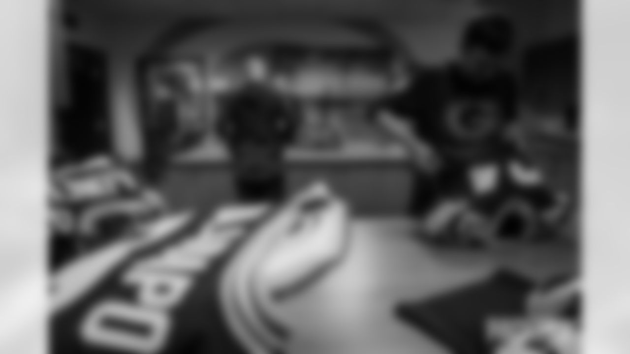 251110-packers-eagles-locker-bobber-036