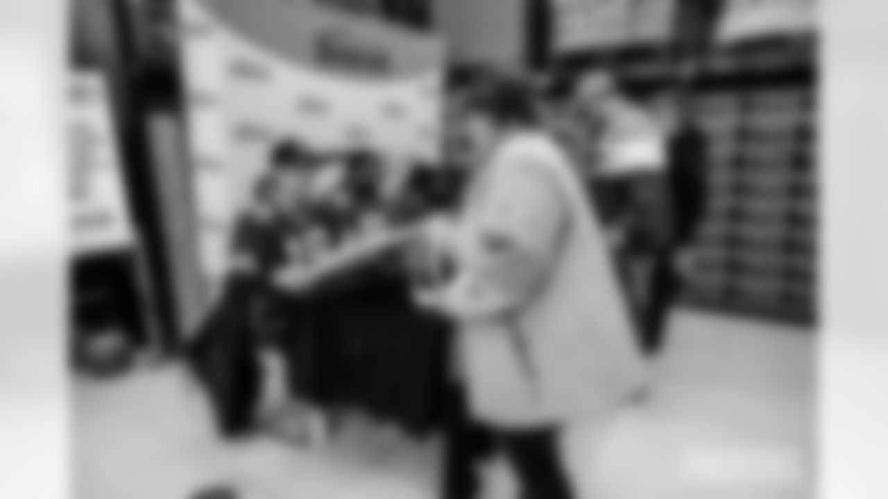 251215_Salvation Army autograph signing_ES_00757