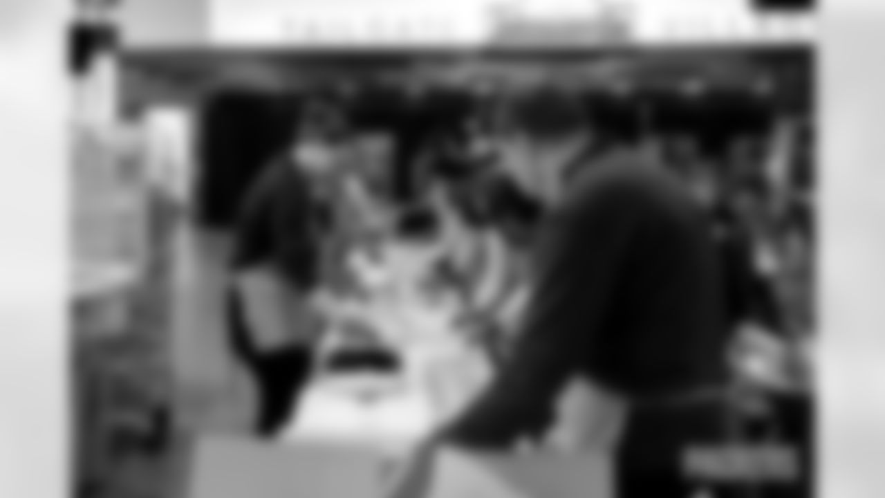 231122-thanksgiving-edits-martens09