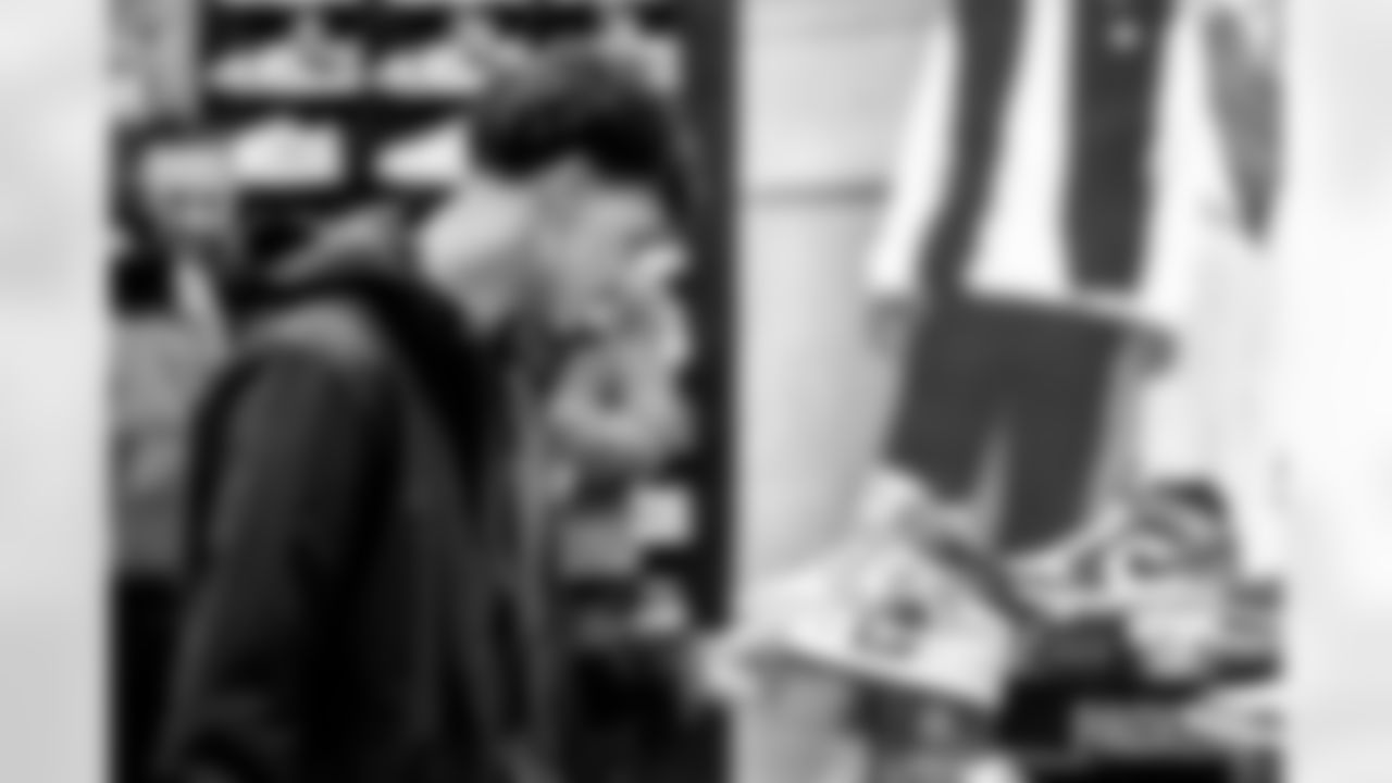 251202_Shop with a Pro_ES_00522