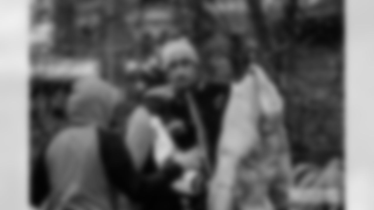 251118_Hands of Love coat drive_ES_01365