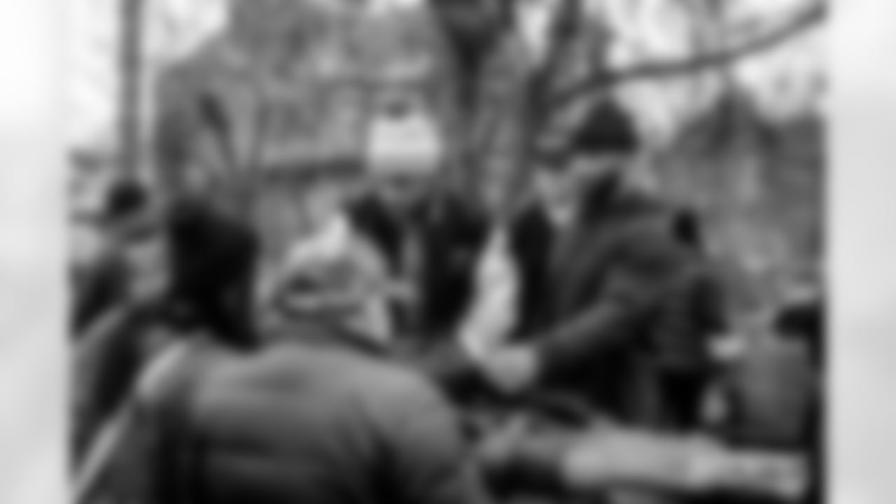 251118_Hands of Love coat drive_ES_00384