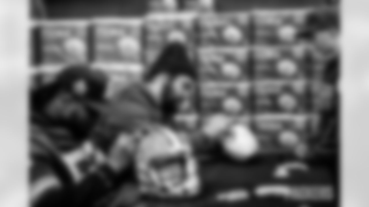 251215_Salvation Army autograph signing_ES_00607