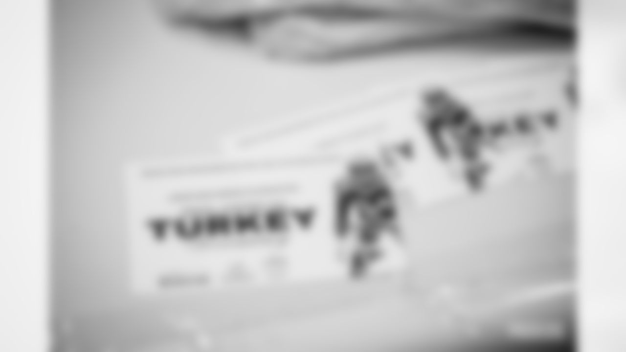 231113-EP-TurkeyGiveaway-21