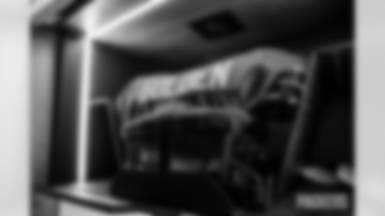 251102-packers-panthers-locker-bobber-043