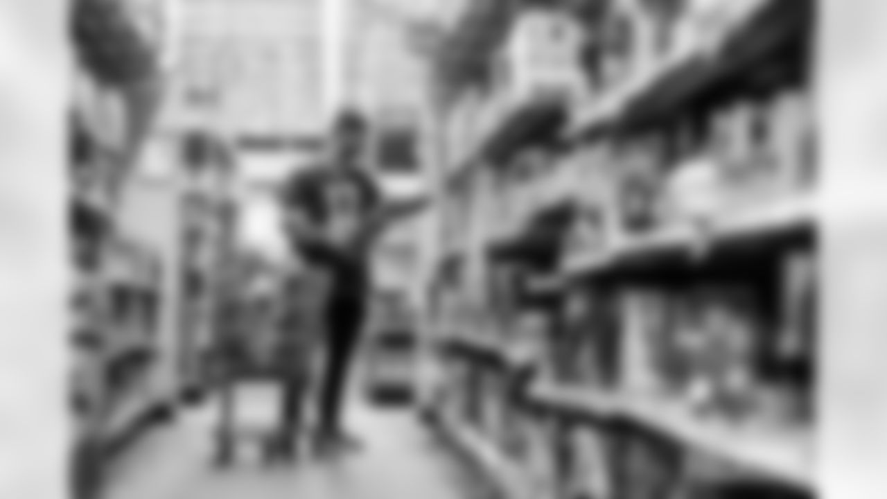 251201_Salvation Army autograph signing_MM_1201