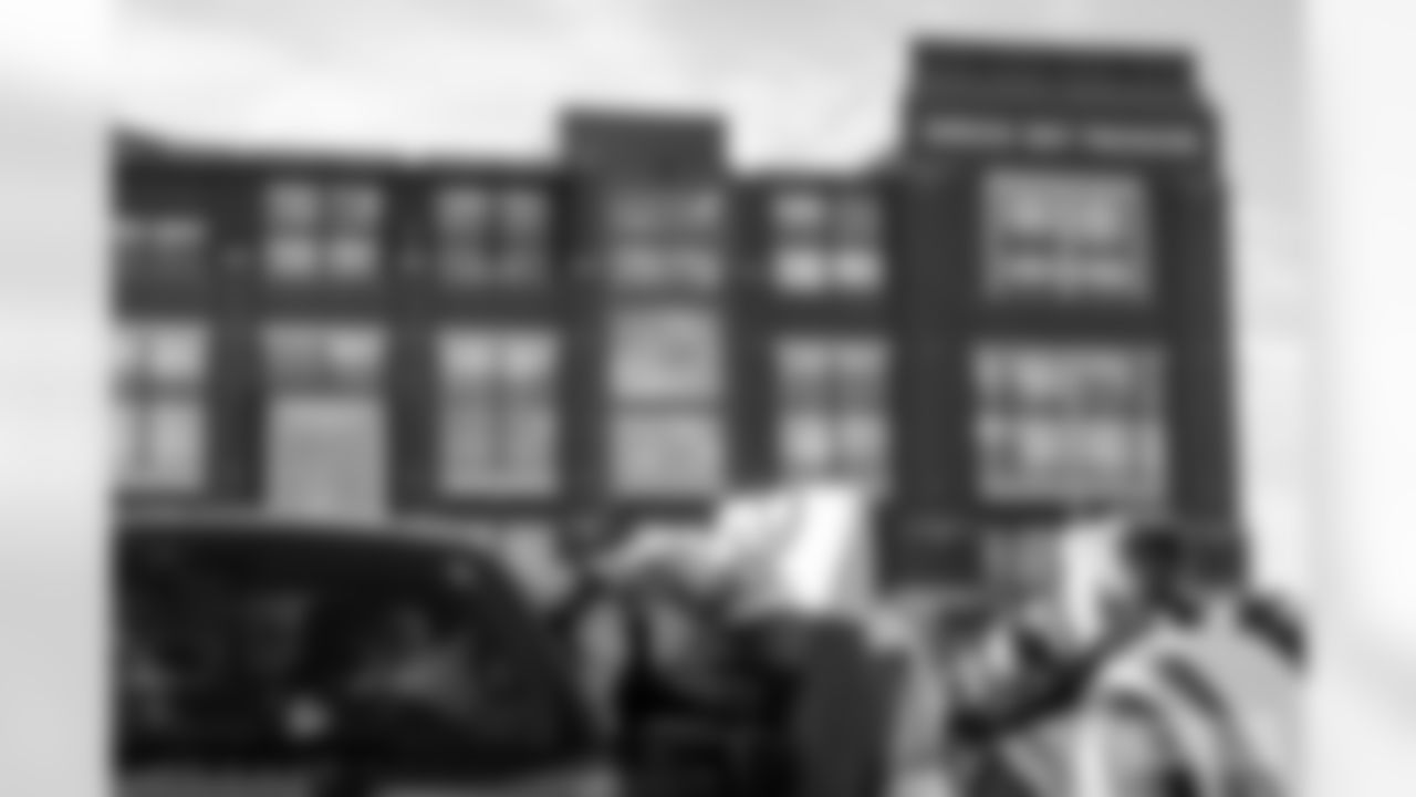 251028_Touchdowns for Hunger Food Drive_MM_0606