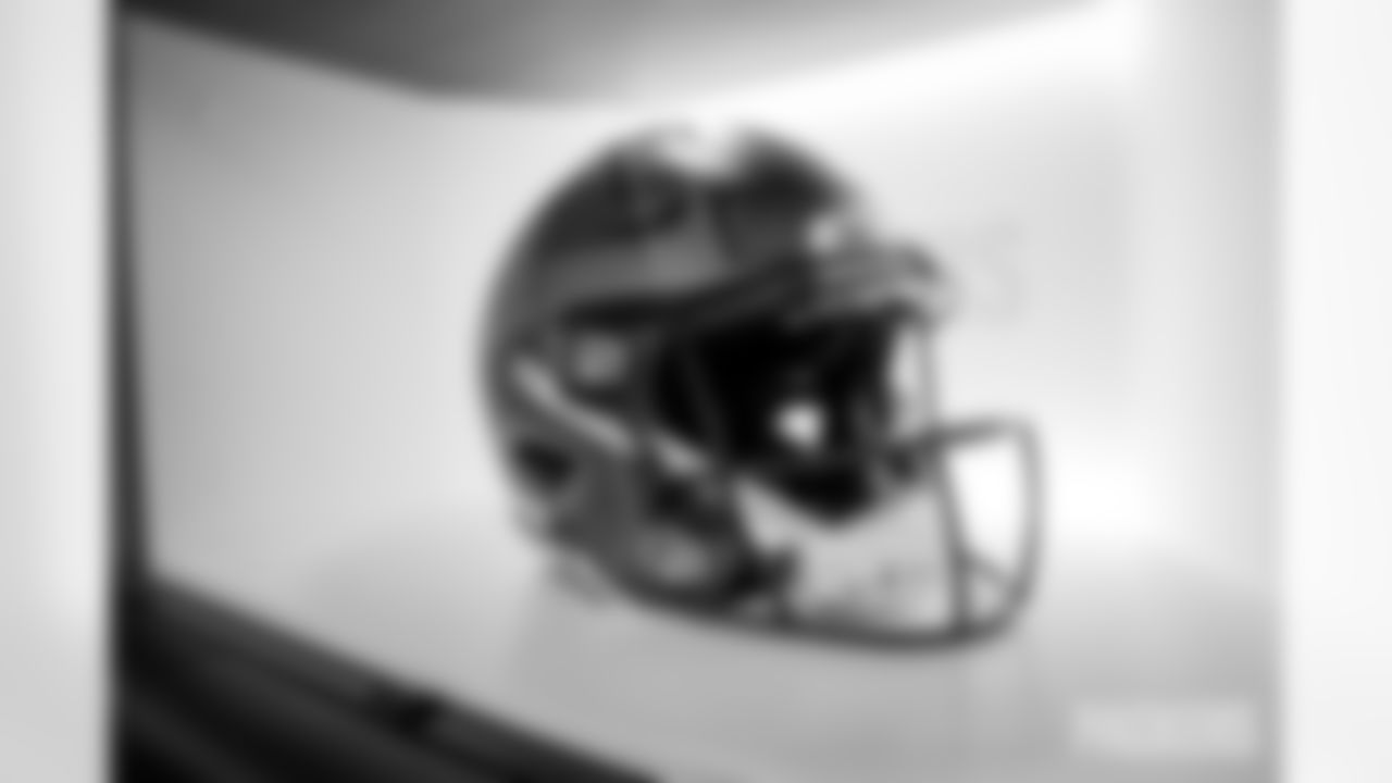 251102-packers-panthers-locker-bobber-002