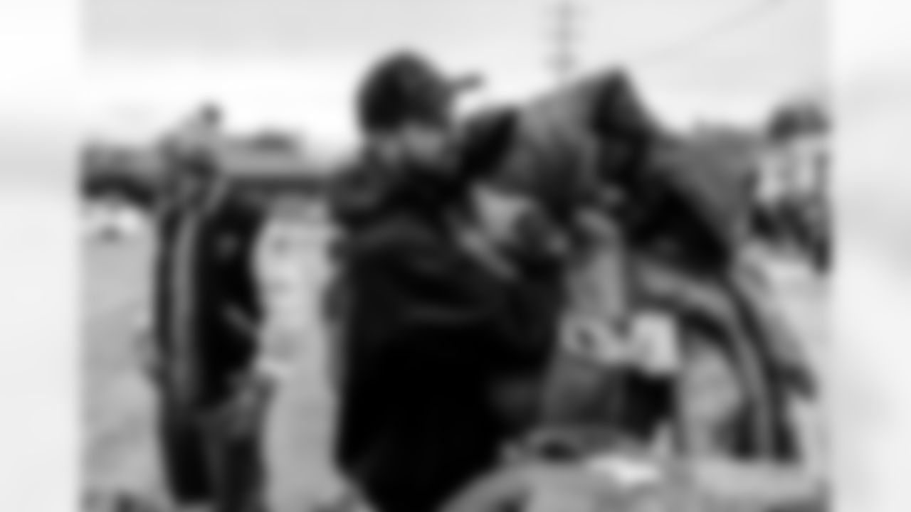 251118_Hands of Love coat drive_ES_00114