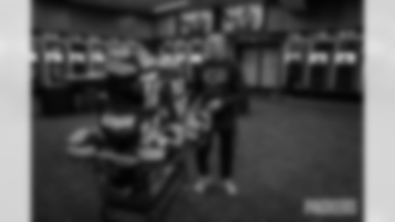 251110-packers-eagles-locker-bobber-014