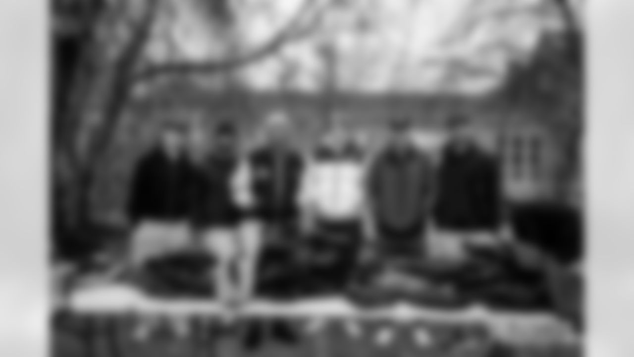 251118_Hands of Love coat drive_ES_00784