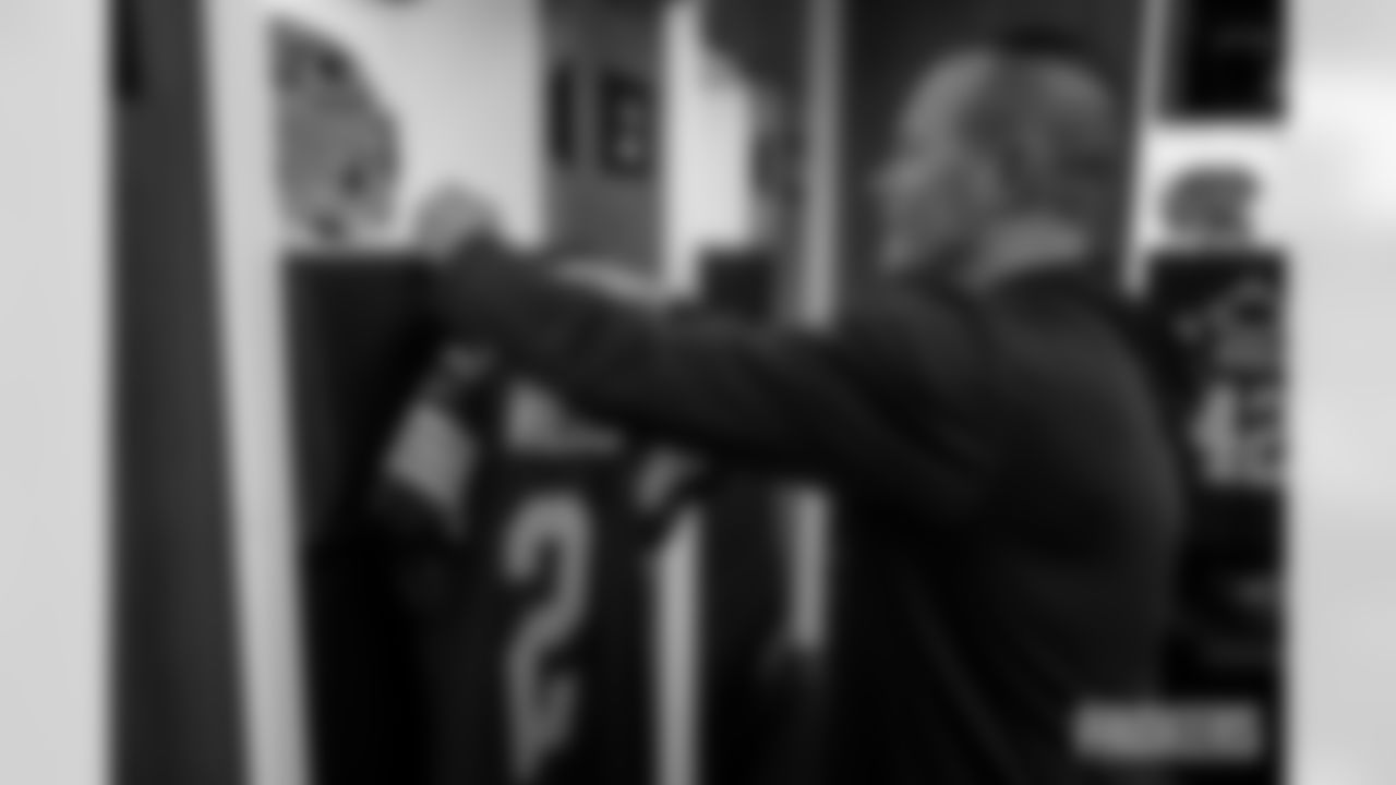 251110-packers-eagles-locker-bobber-012