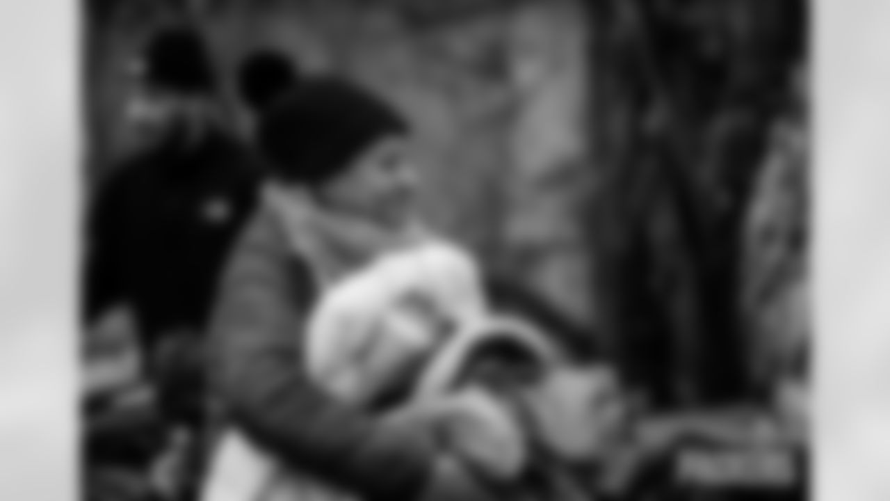 251118_Hands of Love coat drive_ES_01231