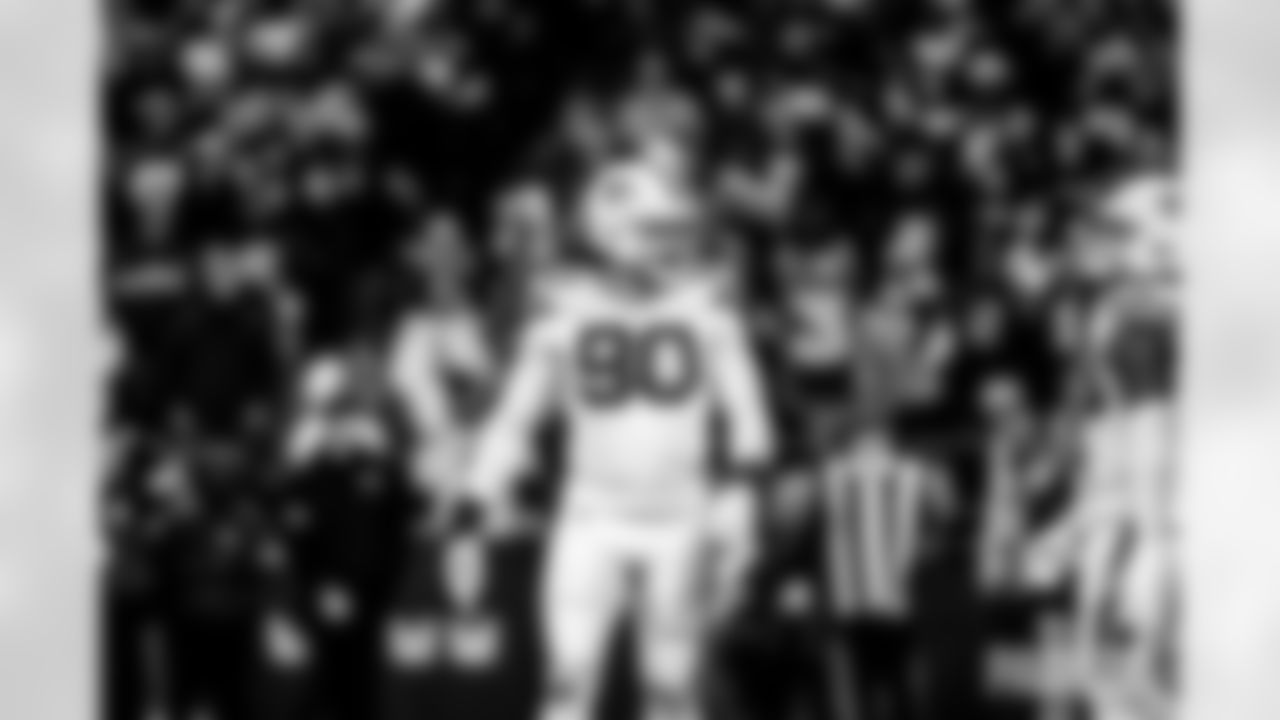 DL Lukas Van Ness
