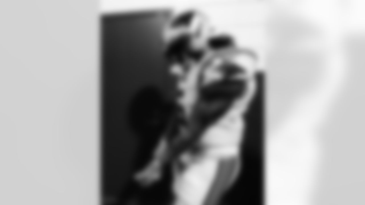 121425_CARatNO_AH200983-2