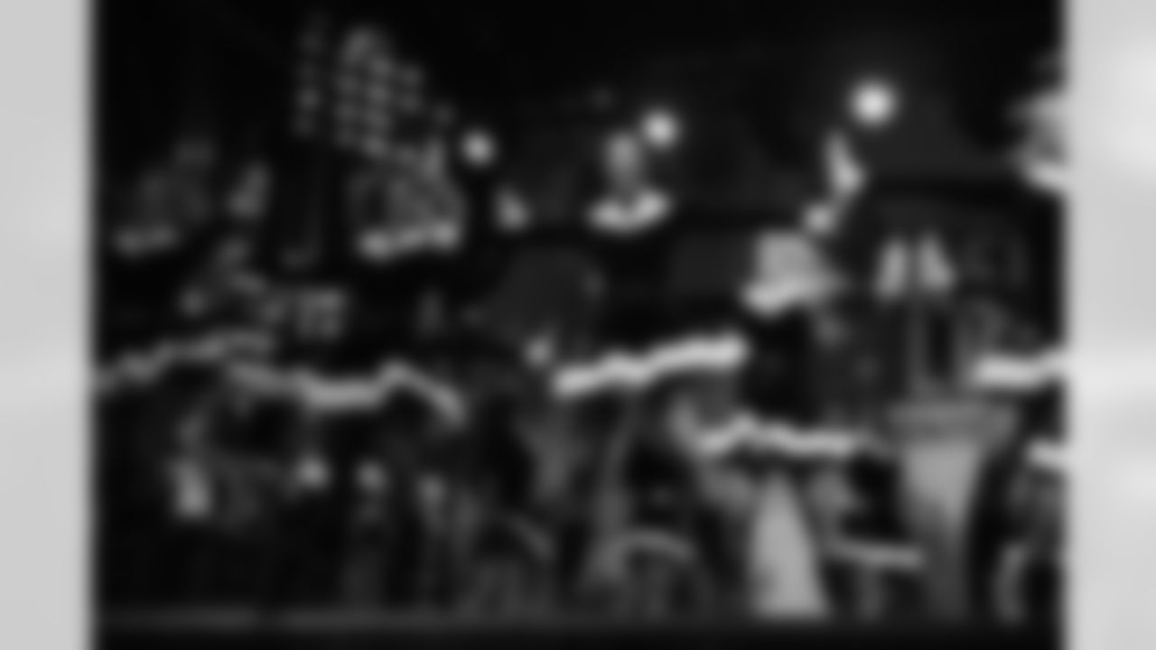 111825_TreeLighting_Selects-7265