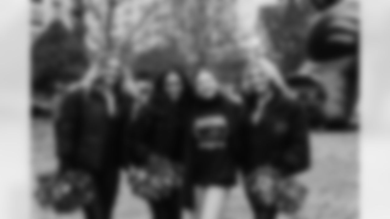 251130 ENT vs LA Rams TopCats-296