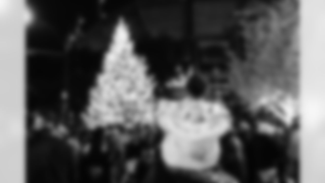 111825_TreeLighting_Selects-100174