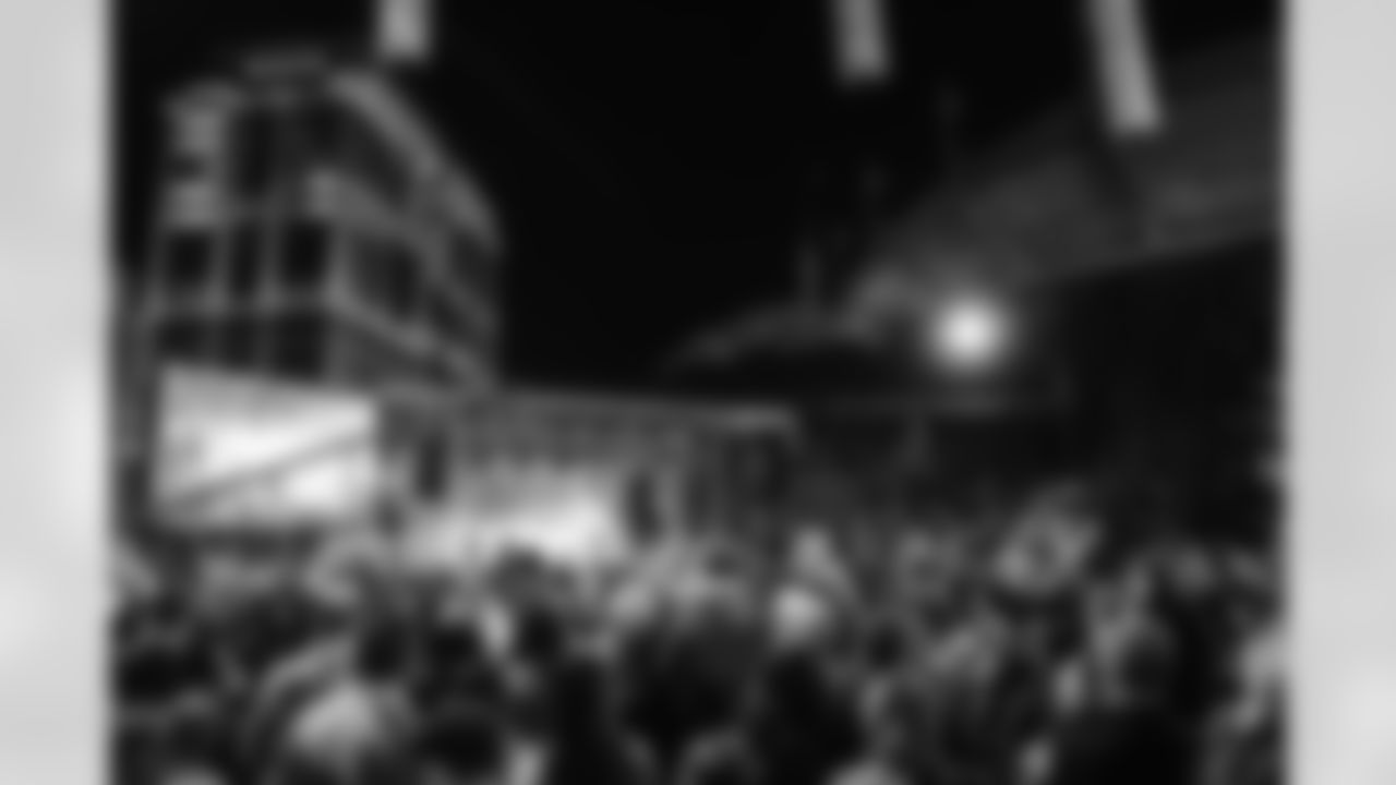 111825_TreeLighting_Selects-100007