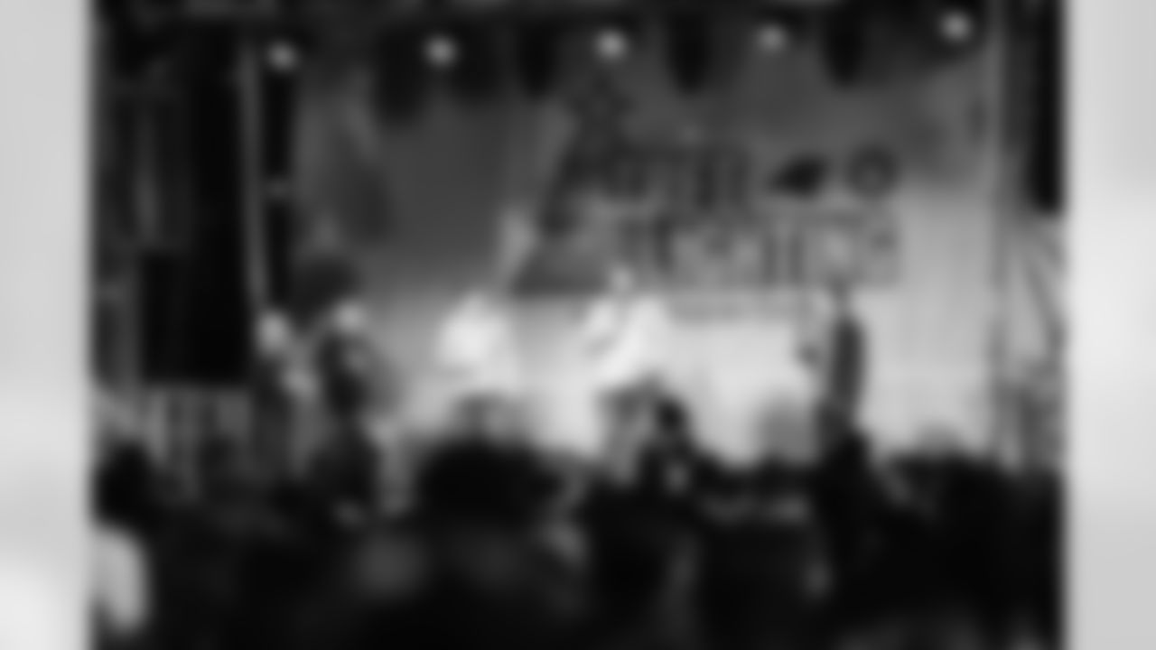 111825_TreeLighting_Selects-100028