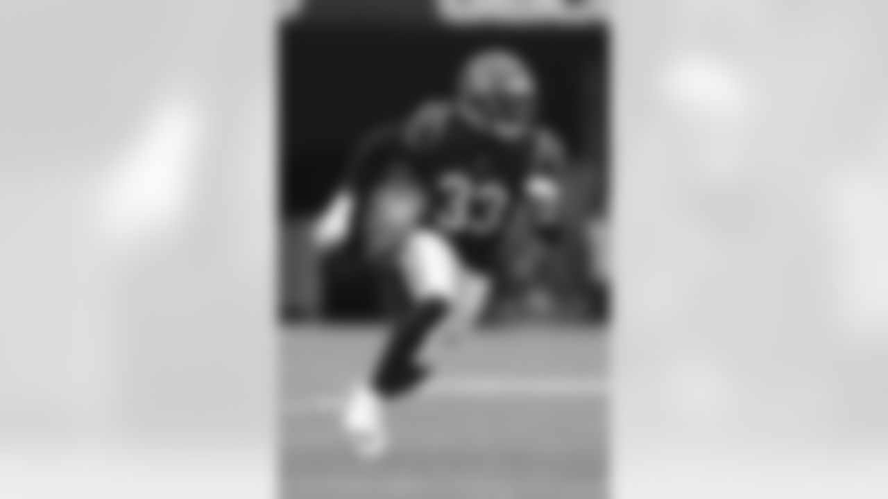 Cincinnati Bengals safety Nick Scott (33) rushes the passer during an NFL football game against the Indianapolis Colts, Sunday, Dec. 10, 2023, in Cincinnati, OH. (AP Photo/Peter Joneleit)