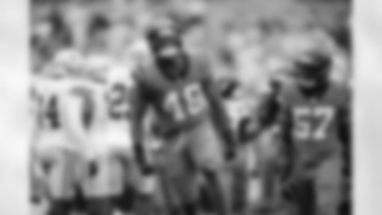 101225_DALvsCAR_LW1_8911