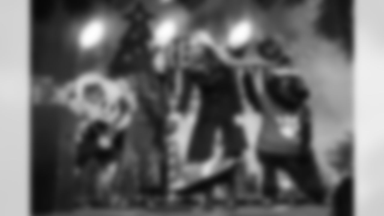 111825_TreeLighting_Selects-7985