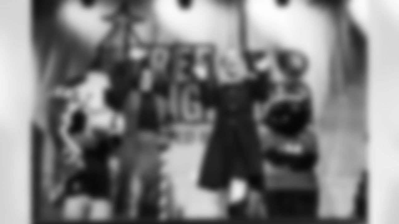 111825_TreeLighting_Selects-7907