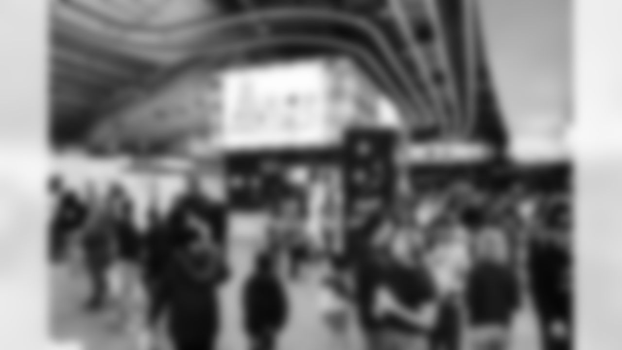 111825_TreeLighting_Selects-100479