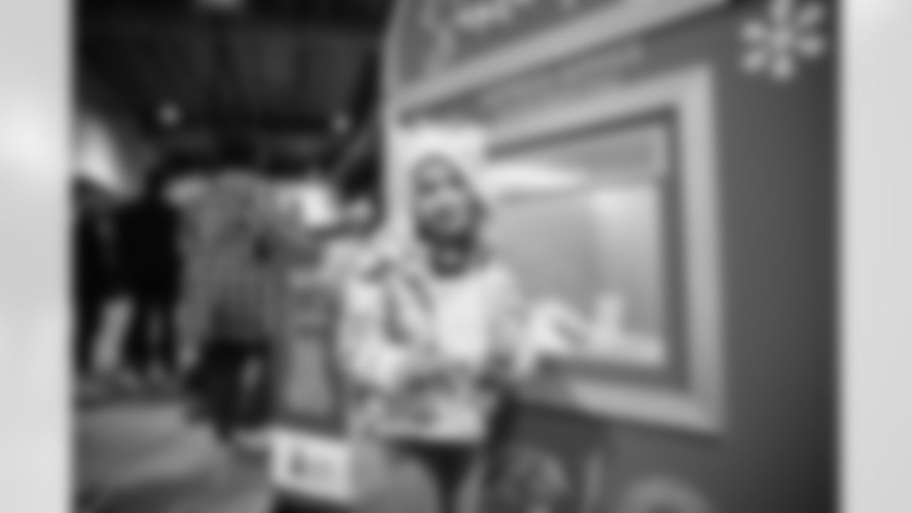 111825_TreeLighting_Selects-8388