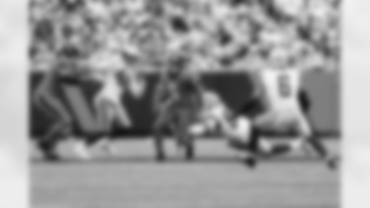 101225_DALvsCAR_AS100687
